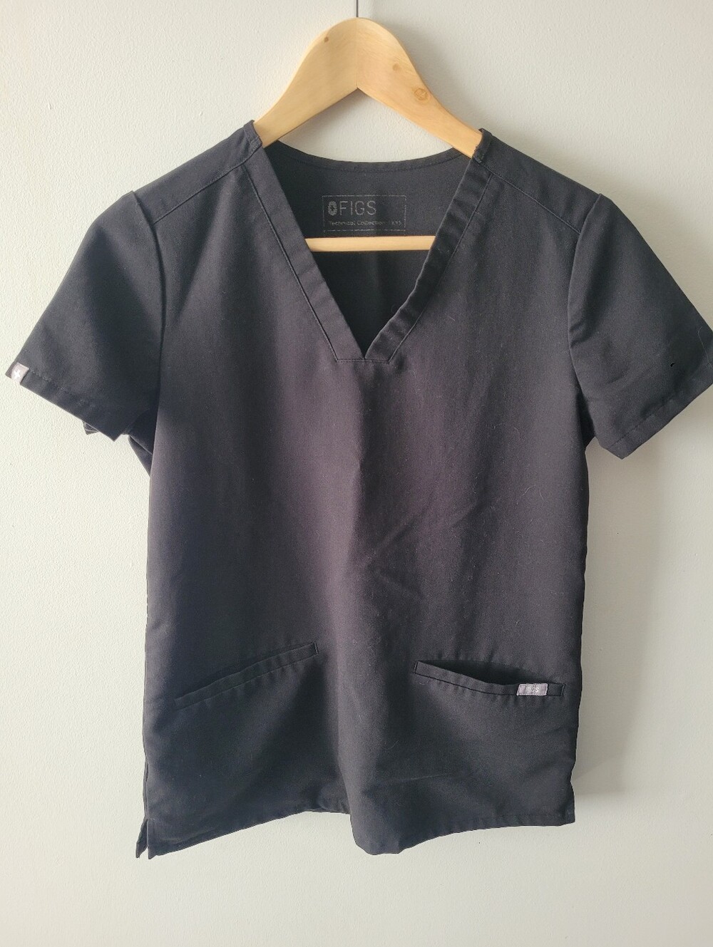 FIGS Black Casma Three-Pocket V-Neck Scrub Top - XXS
